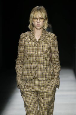 New York, Ny - Şubat 09: Manken Bottega Veneta sonbahar/kış 2018 koleksiyonunu, Amerikan Menkul Kıymetler Borsası pist 9 Şubat 2018 New York'ta yürür.