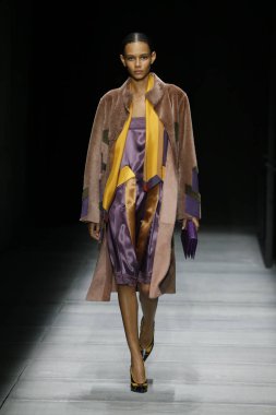 New York, Ny - Şubat 09: Manken Bottega Veneta sonbahar/kış 2018 koleksiyonunu, Amerikan Menkul Kıymetler Borsası pist 9 Şubat 2018 New York'ta yürür.