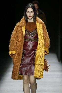 New York, Ny - Şubat 09: Manken Bottega Veneta sonbahar/kış 2018 koleksiyonunu, Amerikan Menkul Kıymetler Borsası pist 9 Şubat 2018 New York'ta yürür.