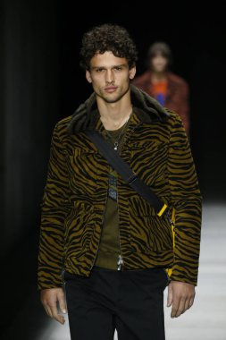 New York, Ny - Şubat 09: Manken Bottega Veneta sonbahar/kış 2018 koleksiyonunu, Amerikan Menkul Kıymetler Borsası pist 9 Şubat 2018 New York'ta yürür.