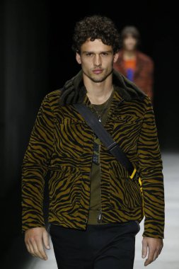 New York, Ny - Şubat 09: Manken Bottega Veneta sonbahar/kış 2018 koleksiyonunu, Amerikan Menkul Kıymetler Borsası pist 9 Şubat 2018 New York'ta yürür.