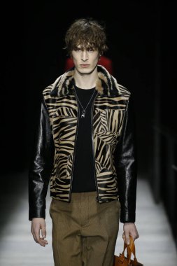 New York, Ny - Şubat 09: Manken Bottega Veneta sonbahar/kış 2018 koleksiyonunu, Amerikan Menkul Kıymetler Borsası pist 9 Şubat 2018 New York'ta yürür.