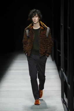 New York, Ny - Şubat 09: Manken Bottega Veneta sonbahar/kış 2018 koleksiyonunu, Amerikan Menkul Kıymetler Borsası pist 9 Şubat 2018 New York'ta yürür.