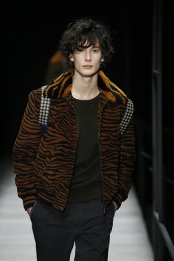 New York, Ny - Şubat 09: Manken Bottega Veneta sonbahar/kış 2018 koleksiyonunu, Amerikan Menkul Kıymetler Borsası pist 9 Şubat 2018 New York'ta yürür.