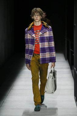 New York, Ny - Şubat 09: Manken Bottega Veneta sonbahar/kış 2018 koleksiyonunu, Amerikan Menkul Kıymetler Borsası pist 9 Şubat 2018 New York'ta yürür.