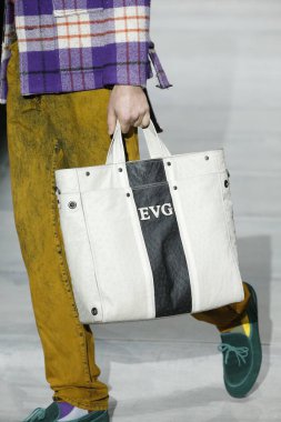 New York, Ny - Şubat 09: Manken Bottega Veneta sonbahar/kış 2018 koleksiyonunu, Amerikan Menkul Kıymetler Borsası pist 9 Şubat 2018 New York'ta yürür.