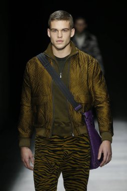 New York, Ny - Şubat 09: Manken Bottega Veneta sonbahar/kış 2018 koleksiyonunu, Amerikan Menkul Kıymetler Borsası pist 9 Şubat 2018 New York'ta yürür.