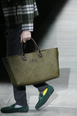 New York, Ny - Şubat 09: Manken Bottega Veneta sonbahar/kış 2018 koleksiyonunu, Amerikan Menkul Kıymetler Borsası pist 9 Şubat 2018 New York'ta yürür.