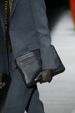 New York, Ny - Şubat 09: Manken Bottega Veneta sonbahar/kış 2018 koleksiyonunu, Amerikan Menkul Kıymetler Borsası pist 9 Şubat 2018 New York'ta yürür.