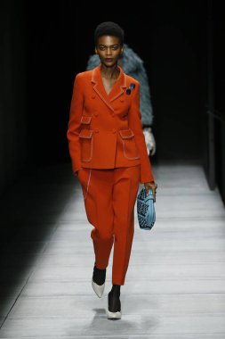 New York, Ny - Şubat 09: Manken Bottega Veneta sonbahar/kış 2018 koleksiyonunu, Amerikan Menkul Kıymetler Borsası pist 9 Şubat 2018 New York'ta yürür.