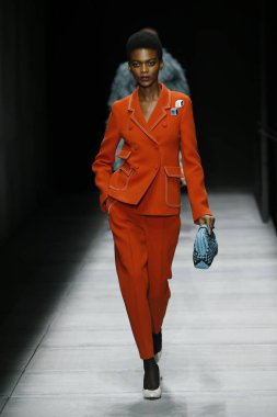 New York, Ny - Şubat 09: Manken Bottega Veneta sonbahar/kış 2018 koleksiyonunu, Amerikan Menkul Kıymetler Borsası pist 9 Şubat 2018 New York'ta yürür.