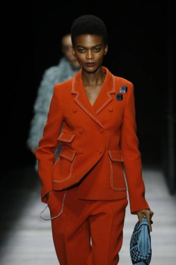 New York, Ny - Şubat 09: Manken Bottega Veneta sonbahar/kış 2018 koleksiyonunu, Amerikan Menkul Kıymetler Borsası pist 9 Şubat 2018 New York'ta yürür.