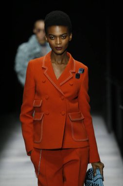 New York, Ny - Şubat 09: Manken Bottega Veneta sonbahar/kış 2018 koleksiyonunu, Amerikan Menkul Kıymetler Borsası pist 9 Şubat 2018 New York'ta yürür.