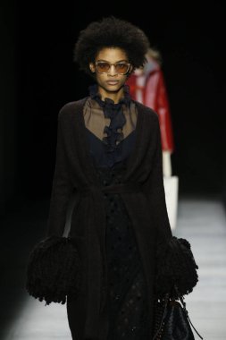 New York, Ny - Şubat 09: Manken Bottega Veneta sonbahar/kış 2018 koleksiyonunu, Amerikan Menkul Kıymetler Borsası pist 9 Şubat 2018 New York'ta yürür.