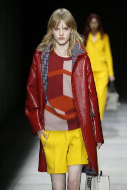 New York, Ny - Şubat 09: Manken Bottega Veneta sonbahar/kış 2018 koleksiyonunu, Amerikan Menkul Kıymetler Borsası pist 9 Şubat 2018 New York'ta yürür.