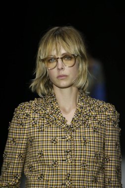 New York, Ny - Şubat 09: Manken Bottega Veneta sonbahar/kış 2018 koleksiyonunu, Amerikan Menkul Kıymetler Borsası pist 9 Şubat 2018 New York'ta yürür.