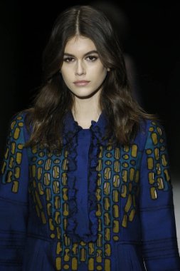 New York, Ny - Şubat 09: Kaia Gerber New York'ta 9 Şubat 2018 üzerinde Bottega Veneta sonbahar/kış 2018 koleksiyonunu, Amerikan Menkul Kıymetler Borsası pist yürür.