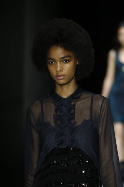 New York, Ny - Şubat 09: Manken Bottega Veneta sonbahar/kış 2018 koleksiyonunu, Amerikan Menkul Kıymetler Borsası pist 9 Şubat 2018 New York'ta yürür.