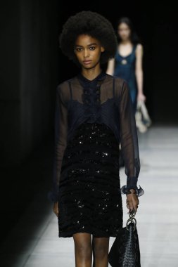 New York, Ny - Şubat 09: Manken Bottega Veneta sonbahar/kış 2018 koleksiyonunu, Amerikan Menkul Kıymetler Borsası pist 9 Şubat 2018 New York'ta yürür.