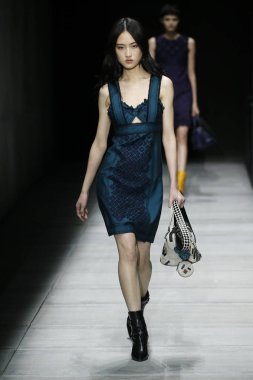 New York, Ny - Şubat 09: Manken Bottega Veneta sonbahar/kış 2018 koleksiyonunu, Amerikan Menkul Kıymetler Borsası pist 9 Şubat 2018 New York'ta yürür.