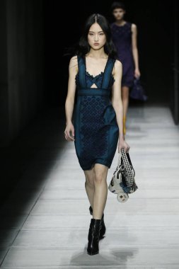 New York, Ny - Şubat 09: Manken Bottega Veneta sonbahar/kış 2018 koleksiyonunu, Amerikan Menkul Kıymetler Borsası pist 9 Şubat 2018 New York'ta yürür.