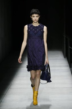 New York, Ny - Şubat 09: Manken Bottega Veneta sonbahar/kış 2018 koleksiyonunu, Amerikan Menkul Kıymetler Borsası pist 9 Şubat 2018 New York'ta yürür.