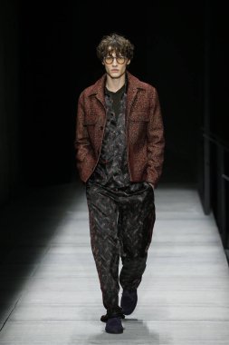 New York, Ny - Şubat 09: Manken Bottega Veneta sonbahar/kış 2018 koleksiyonunu, Amerikan Menkul Kıymetler Borsası pist 9 Şubat 2018 New York'ta yürür.