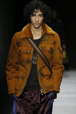 New York, Ny - Şubat 09: Manken Bottega Veneta sonbahar/kış 2018 koleksiyonunu, Amerikan Menkul Kıymetler Borsası pist 9 Şubat 2018 New York'ta yürür.