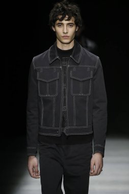 New York, Ny - Şubat 09: Manken Bottega Veneta sonbahar/kış 2018 koleksiyonunu, Amerikan Menkul Kıymetler Borsası pist 9 Şubat 2018 New York'ta yürür.