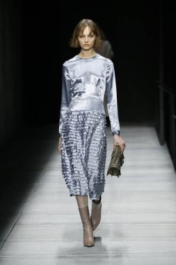 New York, Ny - Şubat 09: Manken Bottega Veneta sonbahar/kış 2018 koleksiyonunu, Amerikan Menkul Kıymetler Borsası pist 9 Şubat 2018 New York'ta yürür.