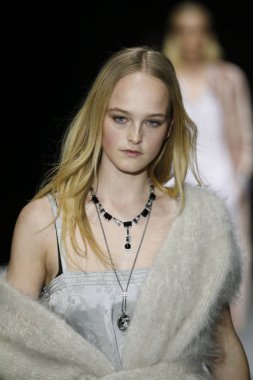 New York, Ny - Şubat 09: Manken Bottega Veneta sonbahar/kış 2018 koleksiyonunu, Amerikan Menkul Kıymetler Borsası pist 9 Şubat 2018 New York'ta yürür.