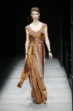 New York, Ny - Şubat 09: Manken Bottega Veneta sonbahar/kış 2018 koleksiyonunu, Amerikan Menkul Kıymetler Borsası pist 9 Şubat 2018 New York'ta yürür.