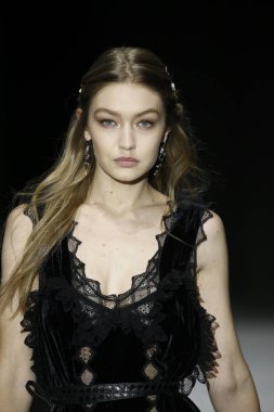 New York, Ny - Şubat 09: Gigi Hadid New York'ta 9 Şubat 2018 üzerinde Bottega Veneta sonbahar/kış 2018 koleksiyonunu, Amerikan Menkul Kıymetler Borsası pist yürür.
