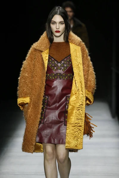 New York, Ny - Şubat 09: Manken Bottega Veneta sonbahar/kış 2018 koleksiyonunu, Amerikan Menkul Kıymetler Borsası pist 9 Şubat 2018 New York'ta yürür.