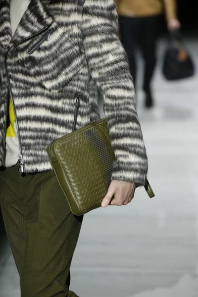 New York, Ny - Şubat 09: Manken Bottega Veneta sonbahar/kış 2018 koleksiyonunu, Amerikan Menkul Kıymetler Borsası pist 9 Şubat 2018 New York'ta yürür.