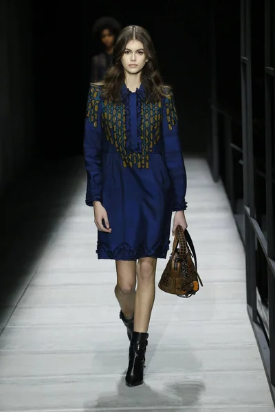 Nueva York Febrero Kaia Gerber Camina Por Pista Bottega Veneta —  Fotos de Stock