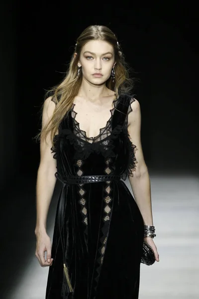 Nowy Jork Luty Gigi Hadid Spacery Pasa Startowego Bottega Veneta — Zdjęcie stockowe