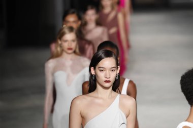 New York, Ny - Şubat 09: Modelleri yürüyüş pist finale New York'ta 9 Şubat 2018 üzerinde Cushine Et Ochs sonbahar/kış 2018 koleksiyonu.