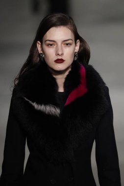 New York, Ny - Şubat 09: Manken New York'ta 9 Şubat 2018 Cushine Et Ochs sonbahar/kış 2018 koleksiyonunda pist yürür.