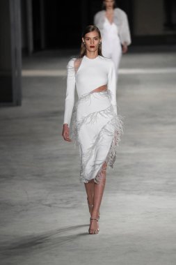 New York, Ny - Şubat 09: Manken New York'ta 9 Şubat 2018 Cushine Et Ochs sonbahar/kış 2018 koleksiyonunda pist yürür.