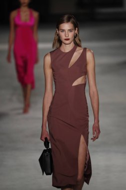 New York, Ny - Şubat 09: Manken New York'ta 9 Şubat 2018 Cushine Et Ochs sonbahar/kış 2018 koleksiyonunda pist yürür.