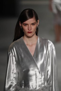 New York, Ny - Şubat 09: Manken New York'ta 9 Şubat 2018 Cushine Et Ochs sonbahar/kış 2018 koleksiyonunda pist yürür.