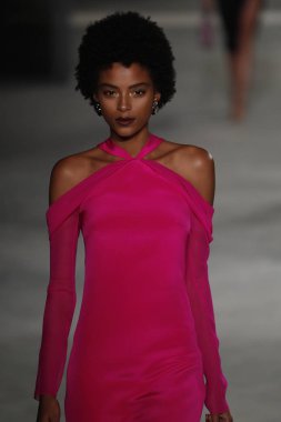 New York, Ny - Şubat 09: Manken New York'ta 9 Şubat 2018 Cushine Et Ochs sonbahar/kış 2018 koleksiyonunda pist yürür.