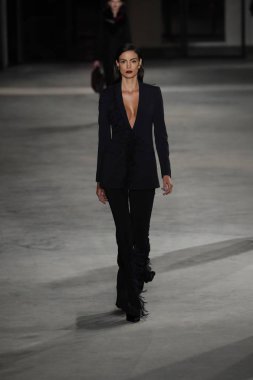 New York, Ny - Şubat 09: Manken New York'ta 9 Şubat 2018 Cushine Et Ochs sonbahar/kış 2018 koleksiyonunda pist yürür.