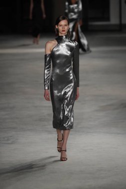 New York, Ny - Şubat 09: Manken New York'ta 9 Şubat 2018 Cushine Et Ochs sonbahar/kış 2018 koleksiyonunda pist yürür.