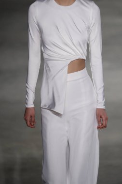 New York, Ny - Şubat 09: Manken New York'ta 9 Şubat 2018 Cushine Et Ochs sonbahar/kış 2018 koleksiyonunda pist yürür.