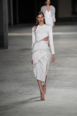 New York, Ny - Şubat 09: Manken New York'ta 9 Şubat 2018 Cushine Et Ochs sonbahar/kış 2018 koleksiyonunda pist yürür.