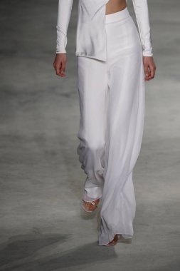 New York, Ny - Şubat 09: Manken New York'ta 9 Şubat 2018 Cushine Et Ochs sonbahar/kış 2018 koleksiyonunda pist yürür.