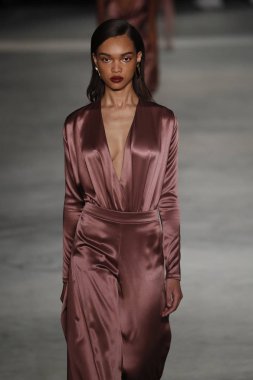 New York, Ny - Şubat 09: Manken New York'ta 9 Şubat 2018 Cushine Et Ochs sonbahar/kış 2018 koleksiyonunda pist yürür.