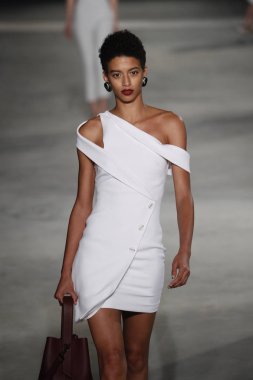 New York, Ny - Şubat 09: Manken New York'ta 9 Şubat 2018 Cushine Et Ochs sonbahar/kış 2018 koleksiyonunda pist yürür.